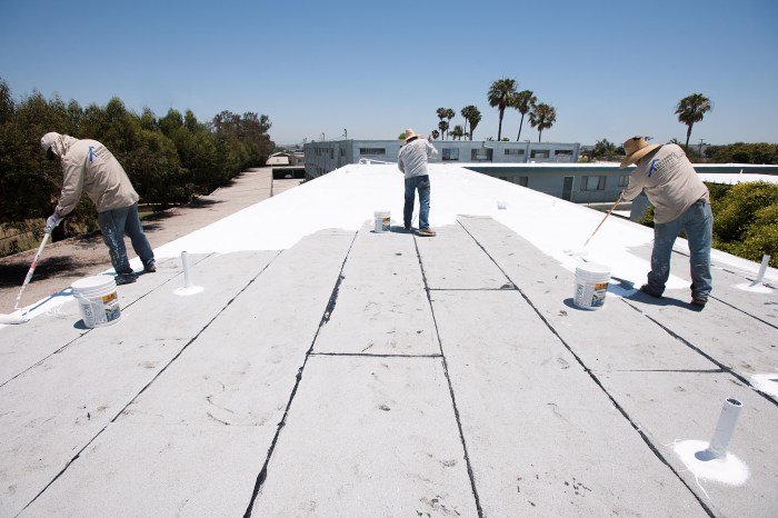 Cool Roof | White silicon coating on apartment building, Torrance ...
